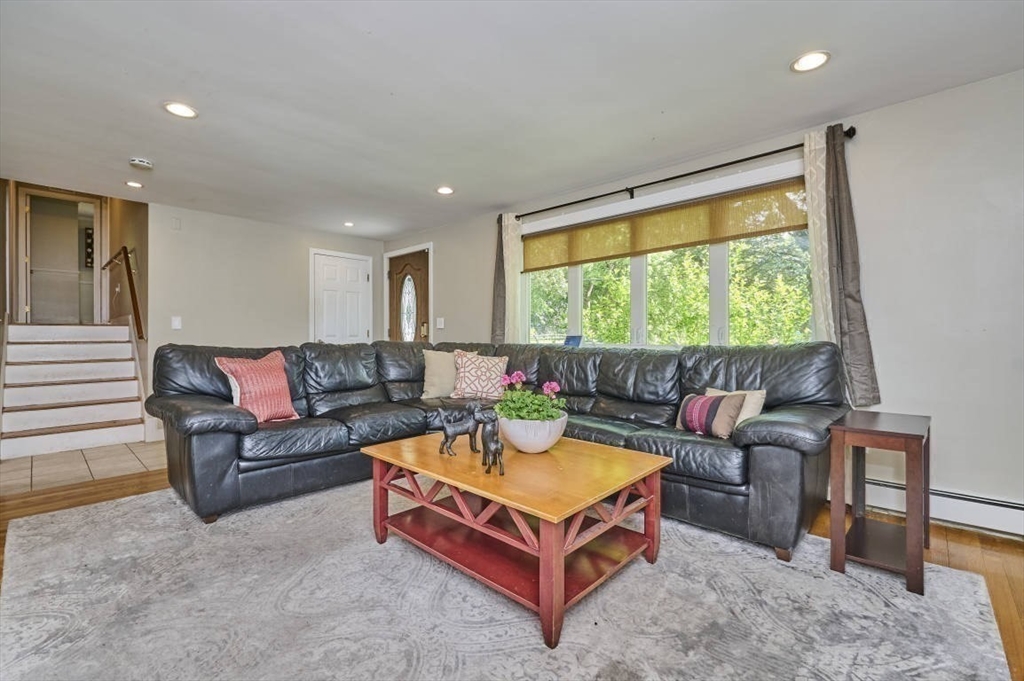 Billerica, Massachusetts 01821, United States, 3 Bedrooms Bedrooms, ,2 BathroomsBathrooms,Residential,Active,140185