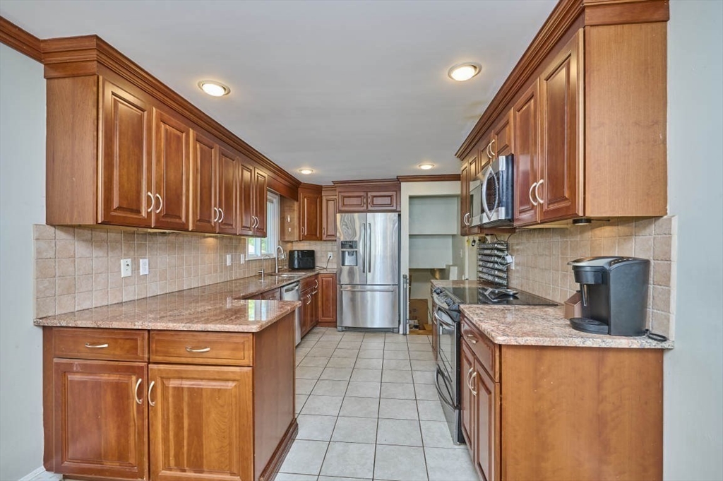 Billerica, Massachusetts 01821, United States, 3 Bedrooms Bedrooms, ,2 BathroomsBathrooms,Residential,Active,140185