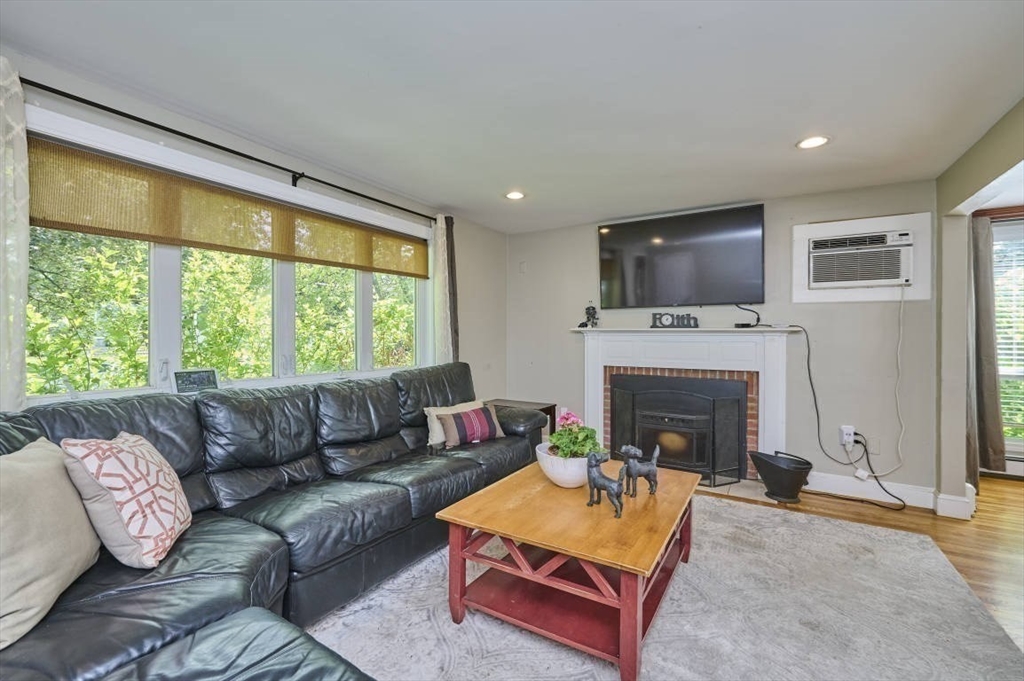 Billerica, Massachusetts 01821, United States, 3 Bedrooms Bedrooms, ,2 BathroomsBathrooms,Residential,Active,140185