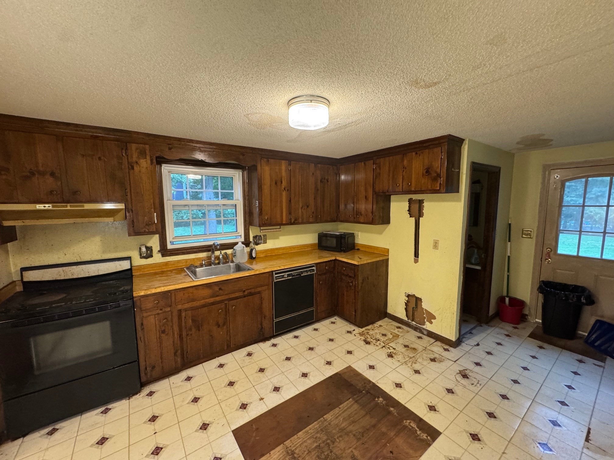 98 Tyler Rd, Tewksbury, MA Photo #4