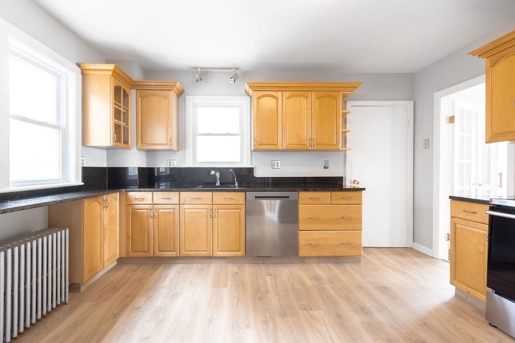 Boston, Massachusetts 02132, United States, 3 Bedrooms Bedrooms, ,2 BathroomsBathrooms,Residential,Pending,100905