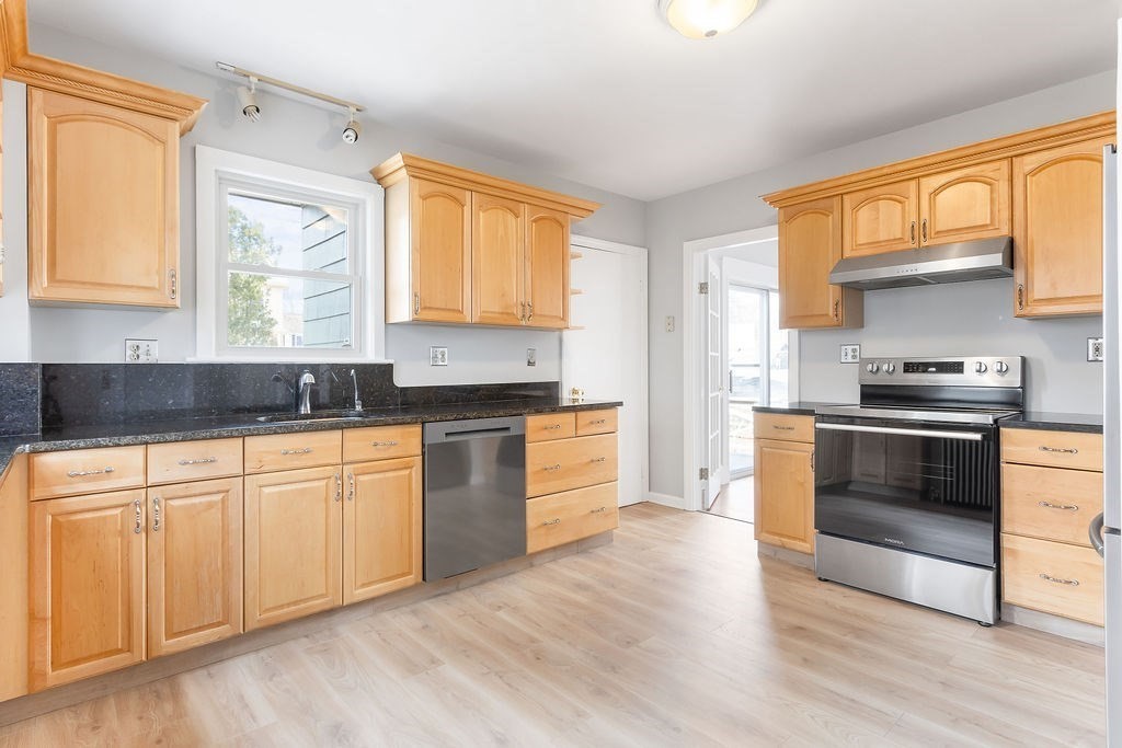 Boston, Massachusetts 02132, United States, 3 Bedrooms Bedrooms, ,2 BathroomsBathrooms,Residential,Pending,100905