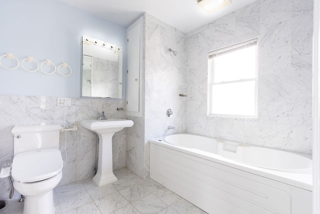 Boston, Massachusetts 02132, United States, 3 Bedrooms Bedrooms, ,2 BathroomsBathrooms,Residential,Pending,100905