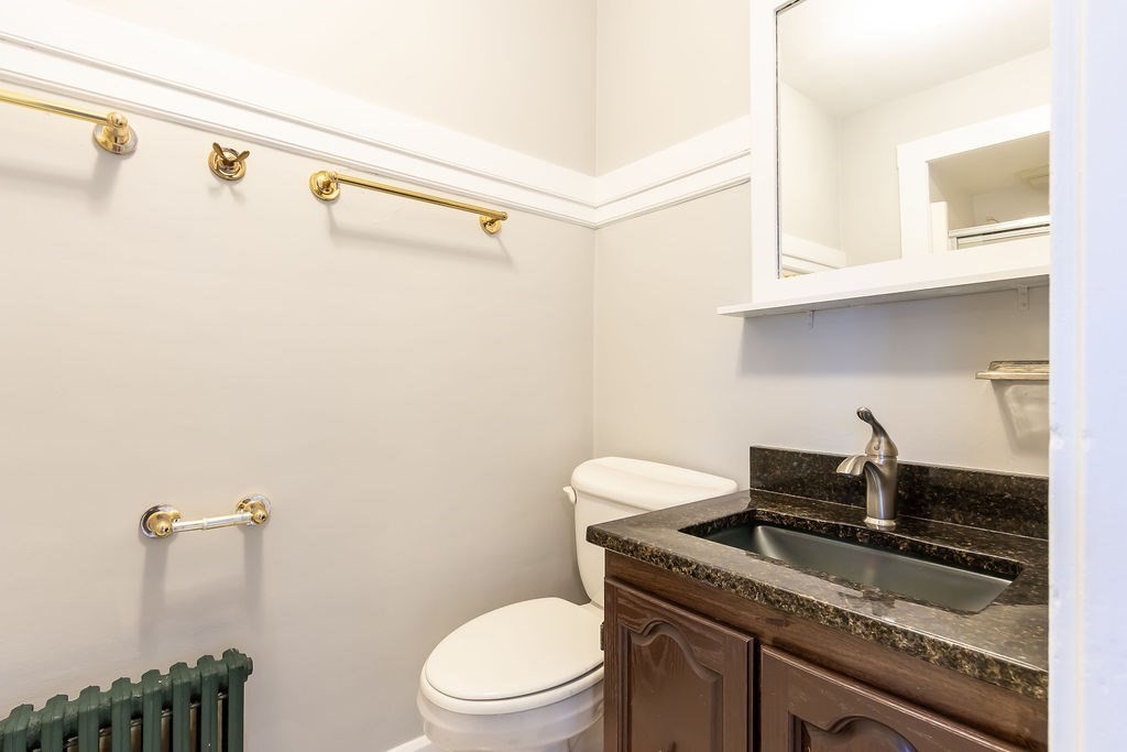 Boston, Massachusetts 02132, United States, 3 Bedrooms Bedrooms, ,2 BathroomsBathrooms,Residential,Pending,100905