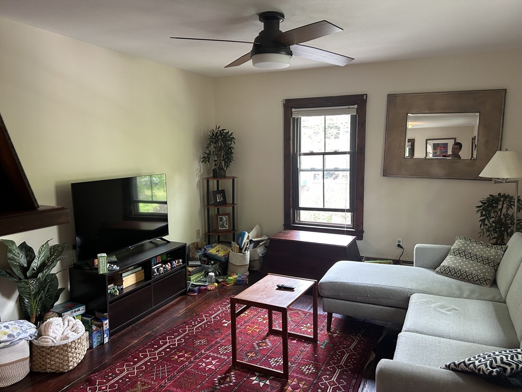 Cambridge, Massachusetts 02140, United States, 2 Bedrooms Bedrooms, ,1 BathroomBathrooms,Residential,Pending,128400