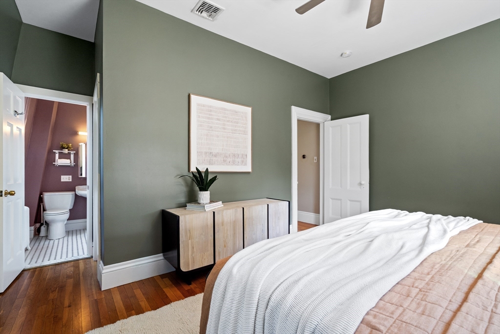 Newton, Massachusetts 02458, United States, 3 Bedrooms Bedrooms, ,3 BathroomsBathrooms,Residential,Active,211977