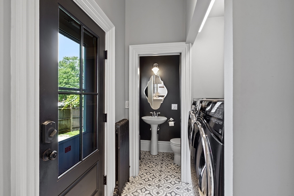 Newton, Massachusetts 02458, United States, 3 Bedrooms Bedrooms, ,3 BathroomsBathrooms,Residential,Active,211977