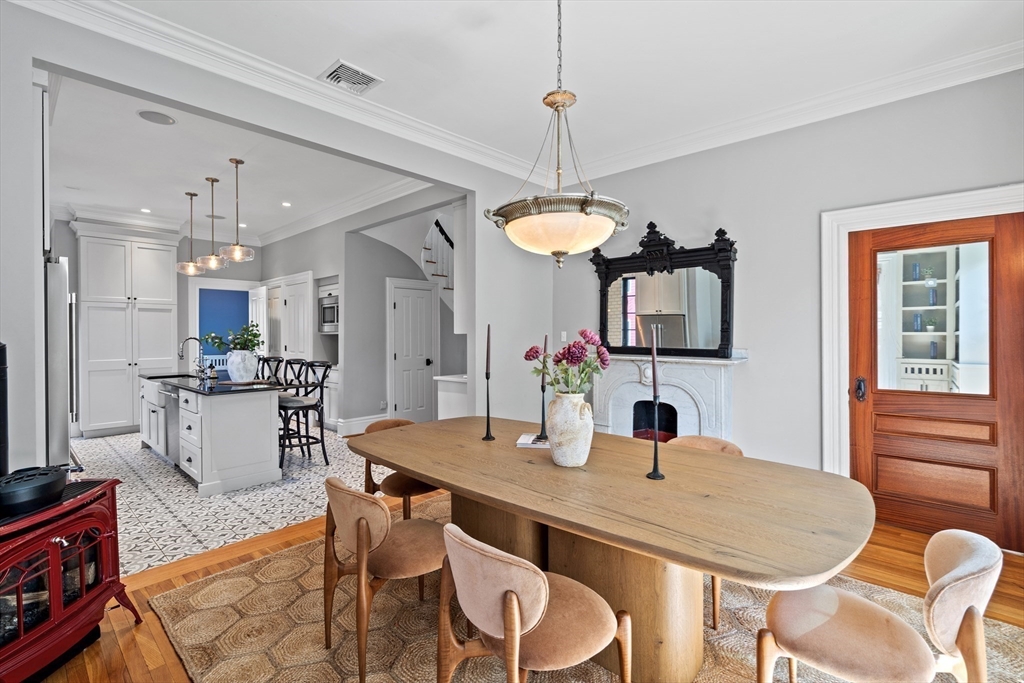 Newton, Massachusetts 02458, United States, 3 Bedrooms Bedrooms, ,3 BathroomsBathrooms,Residential,Active,211977