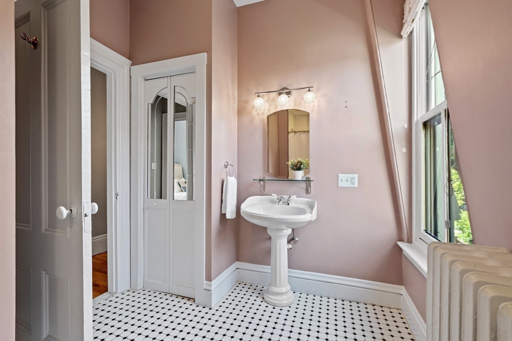 Newton, Massachusetts 02458, United States, 3 Bedrooms Bedrooms, ,3 BathroomsBathrooms,Residential,Active,211977