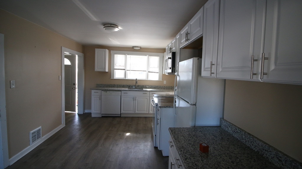 95 Laurel St