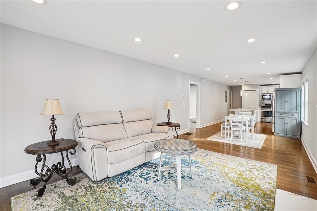 Belmont, Massachusetts 02478, United States, 2 Bedrooms Bedrooms, ,2 BathroomsBathrooms,Residential,Active,239259