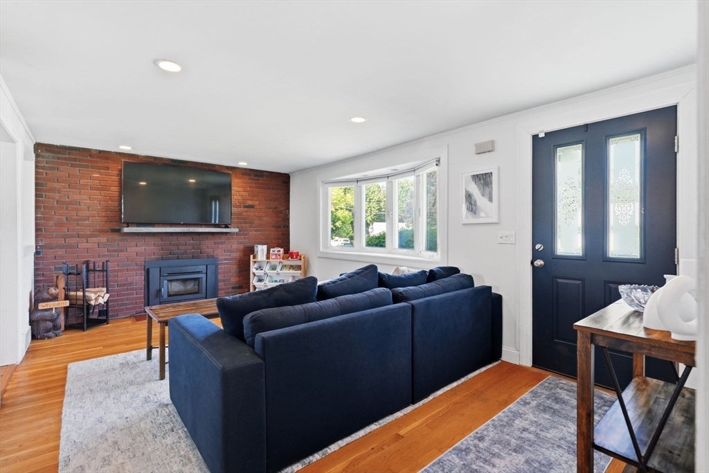 16 Robert Ave, Woburn, MA, 16 Robert Ave, Woburn, MA Photo #4