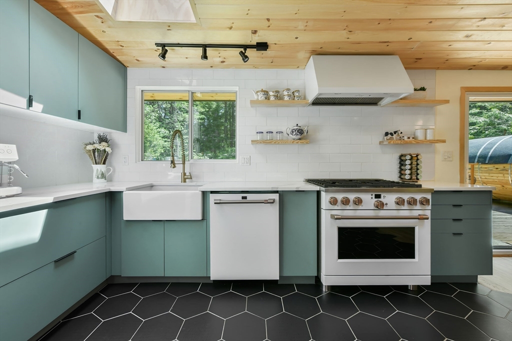 Wayland, Massachusetts 01778, United States, 3 Bedrooms Bedrooms, ,3 BathroomsBathrooms,Residential,Active,218996