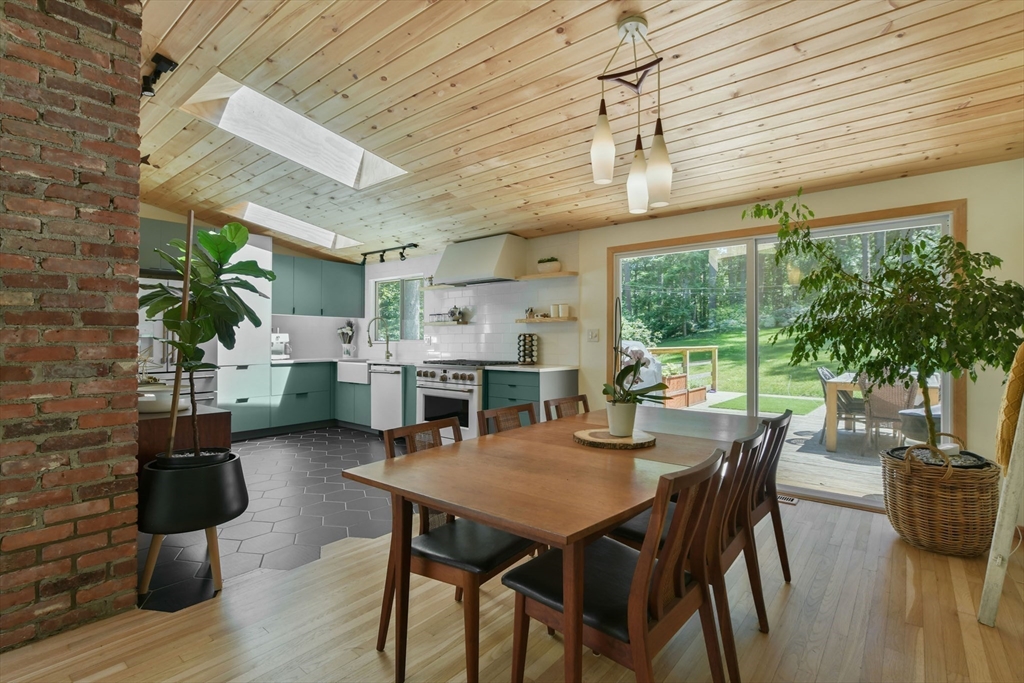 Wayland, Massachusetts 01778, United States, 3 Bedrooms Bedrooms, ,3 BathroomsBathrooms,Residential,Active,218996