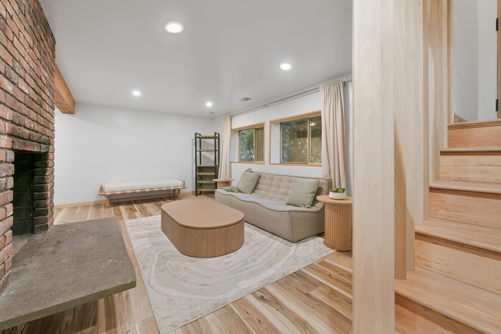 Wayland, Massachusetts 01778, United States, 3 Bedrooms Bedrooms, ,3 BathroomsBathrooms,Residential,Active,218996