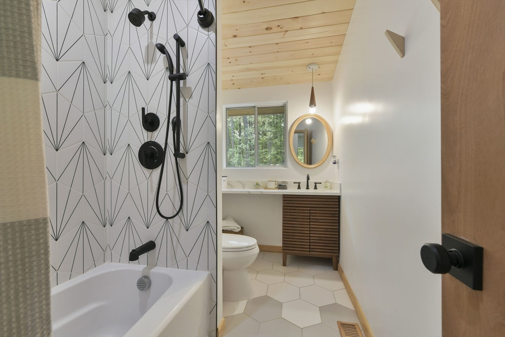 Wayland, Massachusetts 01778, United States, 3 Bedrooms Bedrooms, ,3 BathroomsBathrooms,Residential,Active,218996