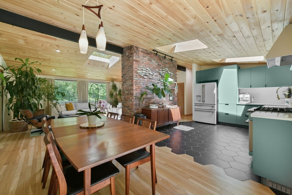 Wayland, Massachusetts 01778, United States, 3 Bedrooms Bedrooms, ,3 BathroomsBathrooms,Residential,Active,218996