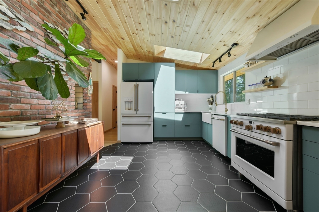 Wayland, Massachusetts 01778, United States, 3 Bedrooms Bedrooms, ,3 BathroomsBathrooms,Residential,Active,218996