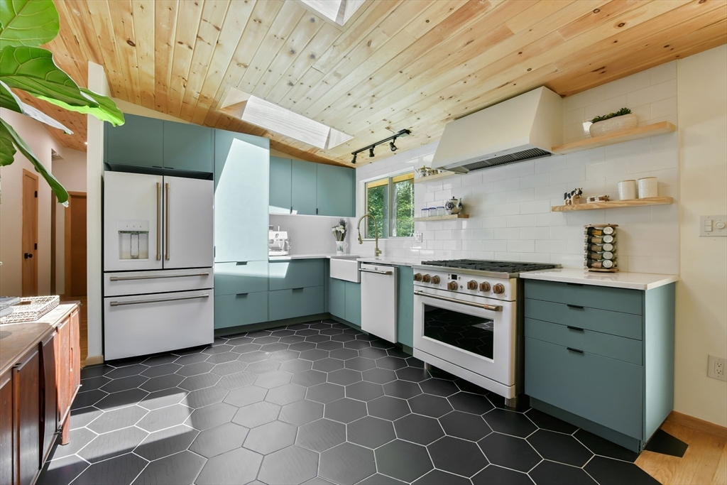 Wayland, Massachusetts 01778, United States, 3 Bedrooms Bedrooms, ,3 BathroomsBathrooms,Residential,Active,218996