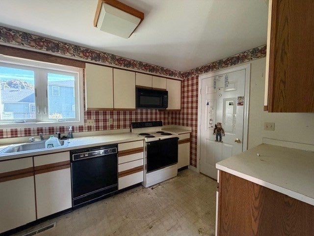 163 Whittier Meadows Drive #163, Amesbury, MA Photo #8