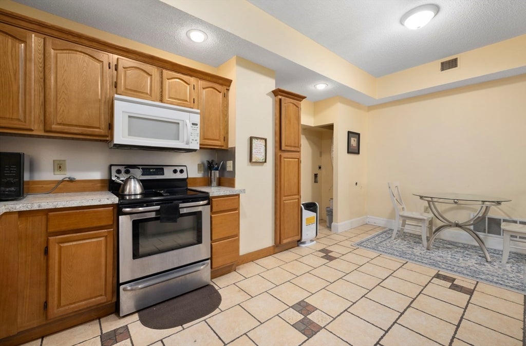 576 Fairmount St, Woonsocket, RI Photo #6