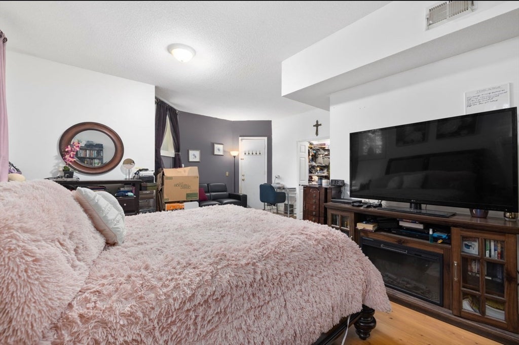 576 Fairmount St, Woonsocket, RI Photo #19