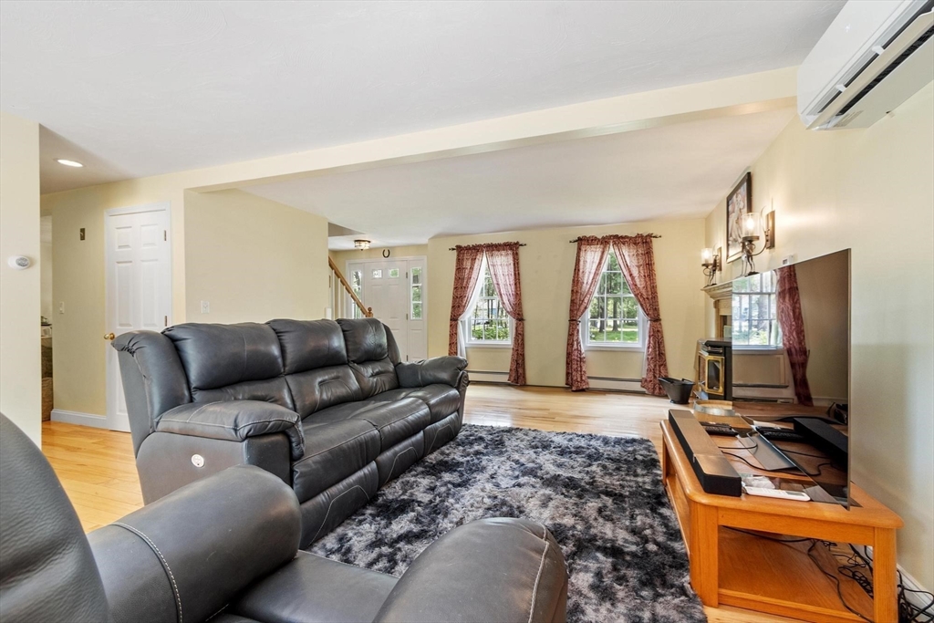 4 Weatherbee Rd