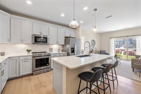 2 Stratton Dr 102 Woburn MA 01801