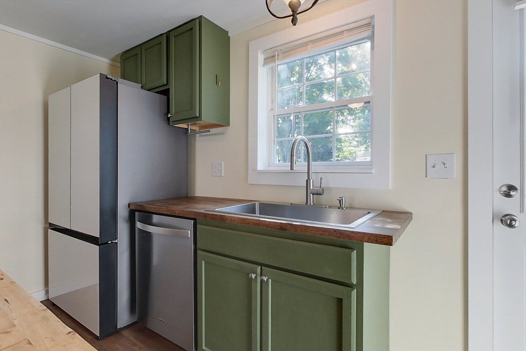 50 Whiting St, Lunenburg, MA Photo #4
