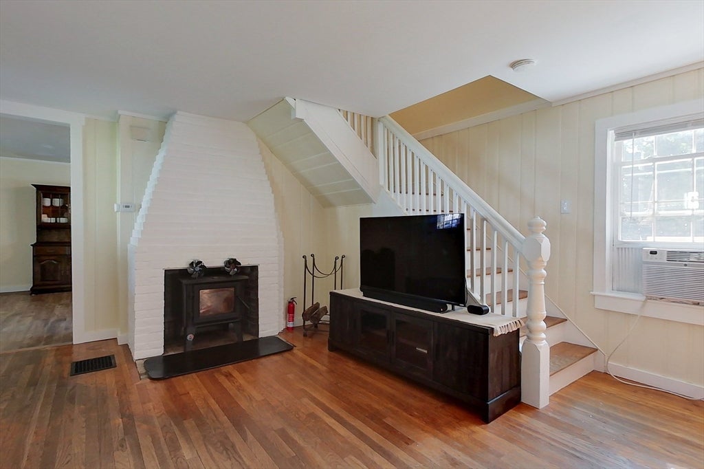 50 Whiting St, Lunenburg, MA Photo #8