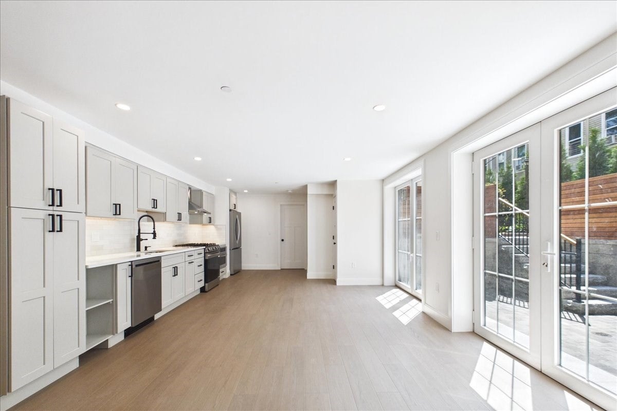 305 Chestnut Ave #6, Boston, MA Photo #16