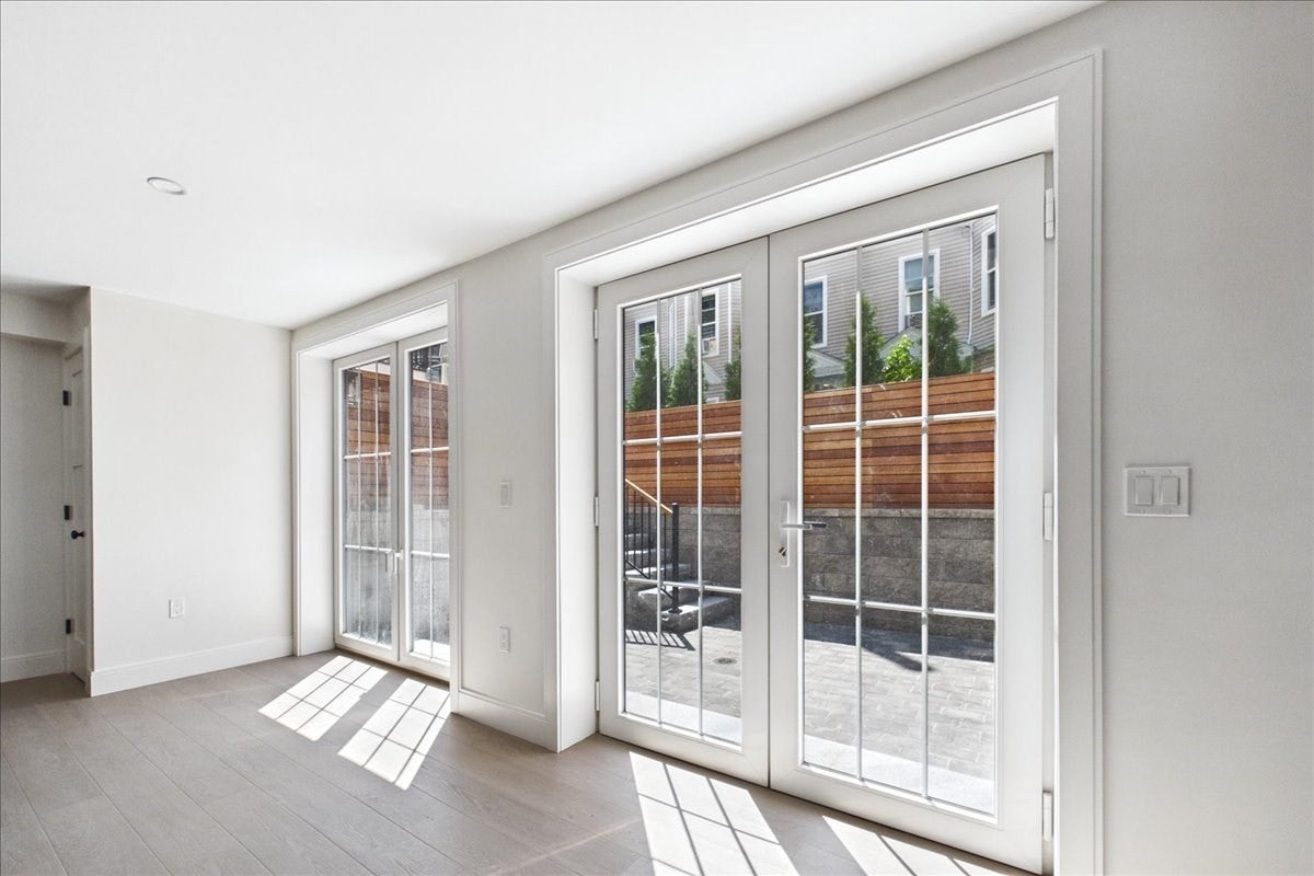 305 Chestnut Ave #6, Boston, MA Photo #18