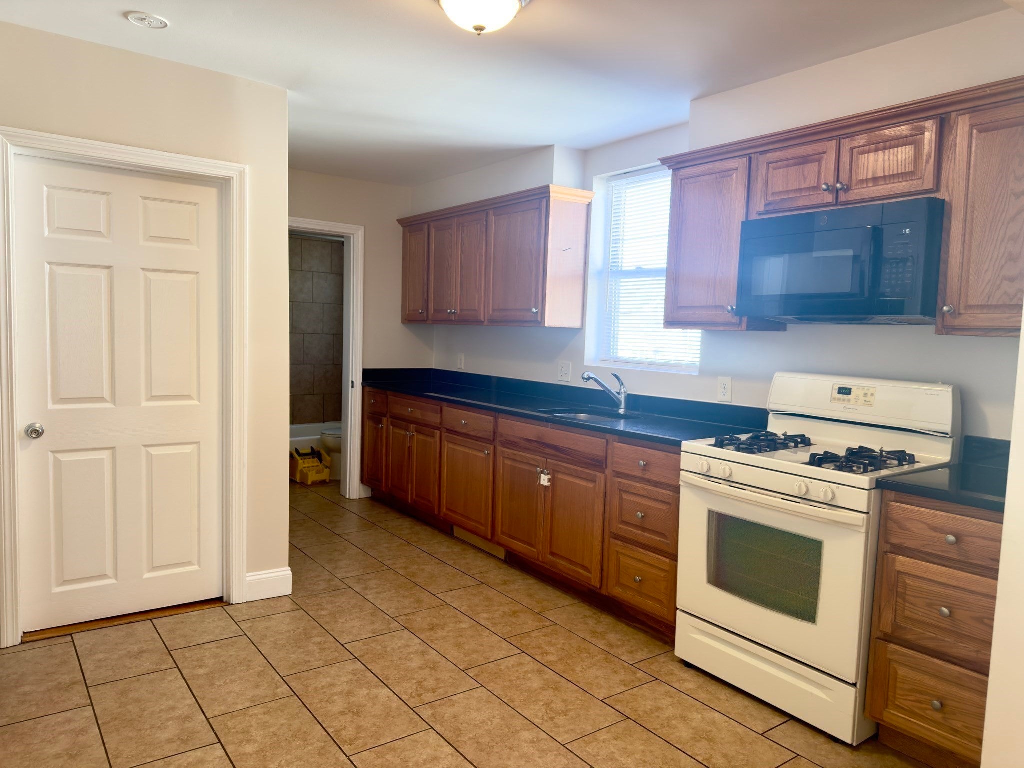 Click for 29 Chase Street #3B, Lynn, MA slideshow Click for 29 Chase Street #3B, Lynn, MA slideshow