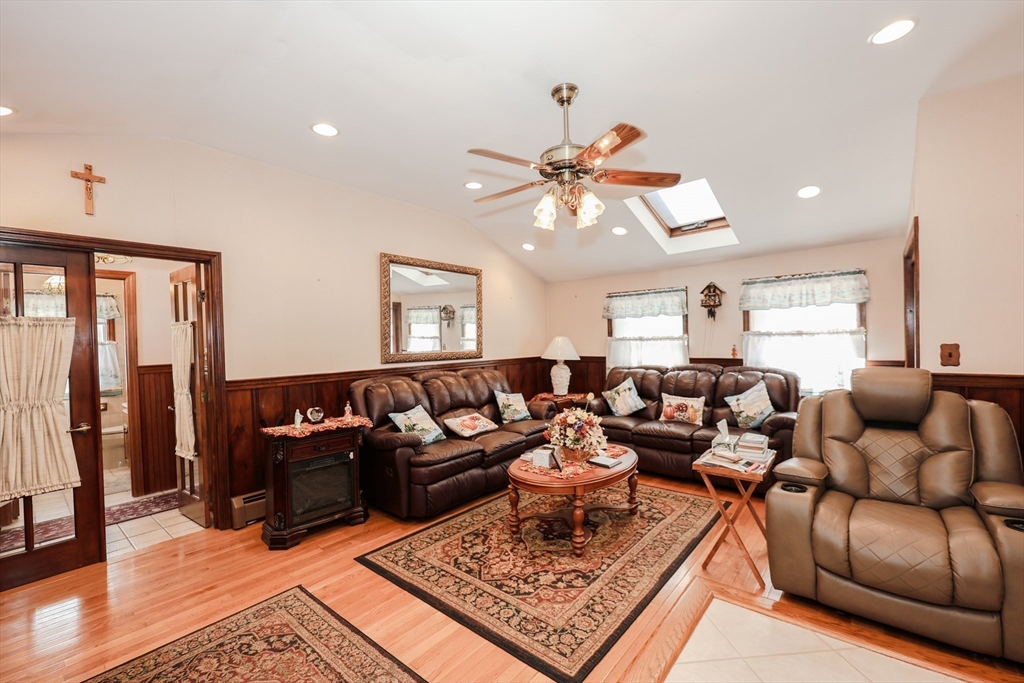 121 Old Marsh Hill Rd