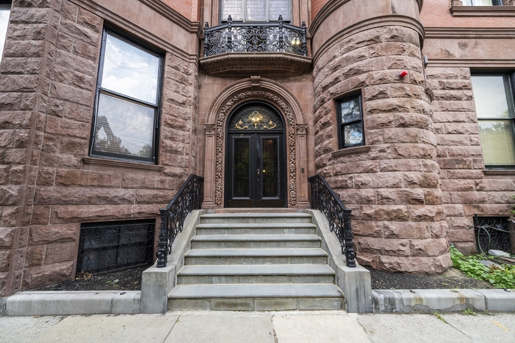 17 Gloucester St A