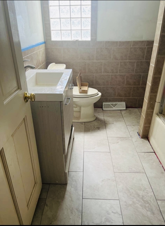 Natick, Massachusetts 01760, United States, 7 Bedrooms Bedrooms, ,4 BathroomsBathrooms,Residential,Active,202945