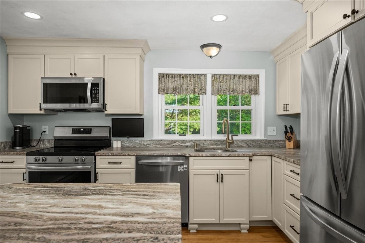 4 Robertson Rd, Auburn, MA, 4 Robertson Rd, Auburn, MA Photo #6