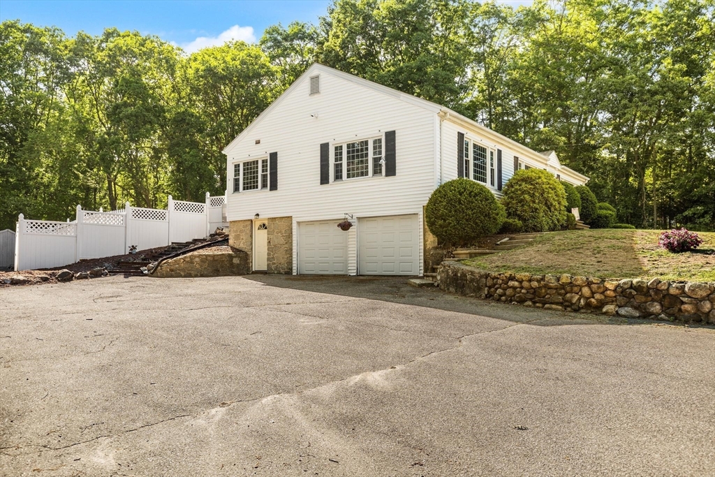 10 Hornbeam Hill Rd