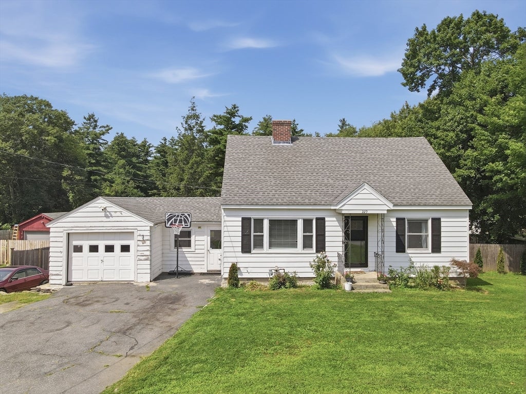 Photo of 229 Whalom Rd, Lunenburg, MA