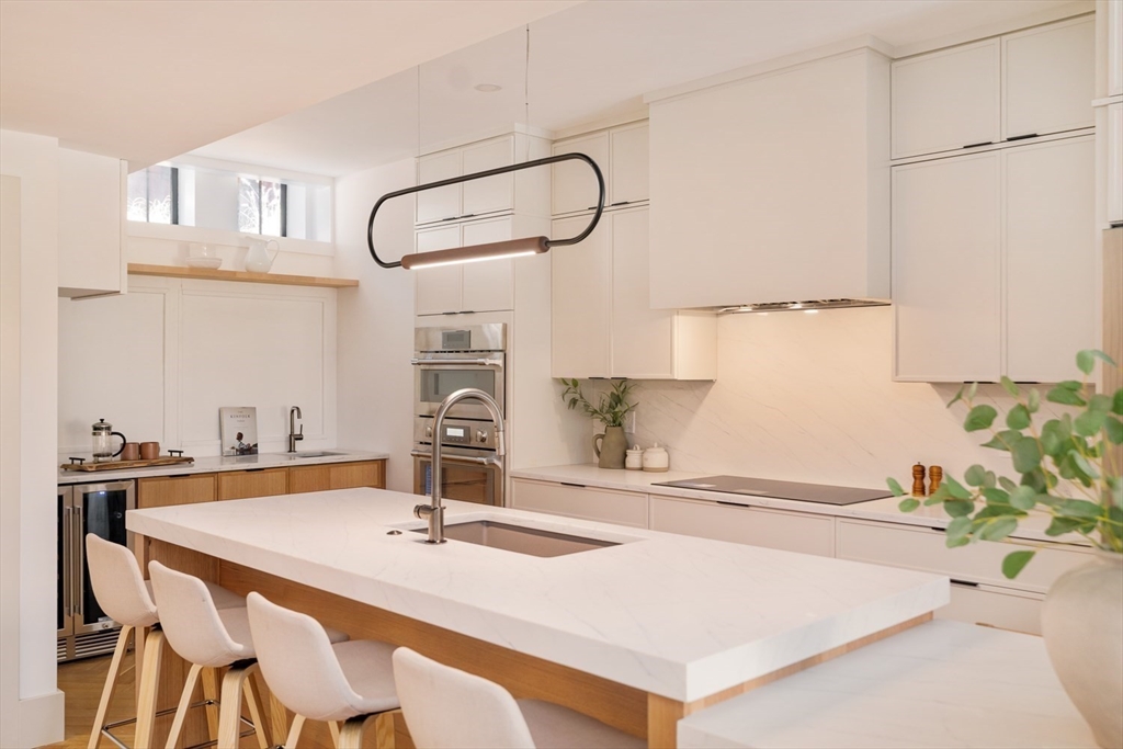 Boston, Massachusetts 02118, United States, 2 Bedrooms Bedrooms, ,3 BathroomsBathrooms,Residential,Active,215600