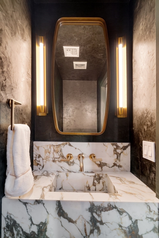 Boston, Massachusetts 02118, United States, 2 Bedrooms Bedrooms, ,3 BathroomsBathrooms,Residential,Active,215600