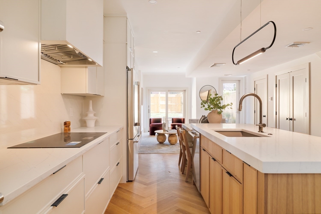 Boston, Massachusetts 02118, United States, 2 Bedrooms Bedrooms, ,3 BathroomsBathrooms,Residential,Active,215600