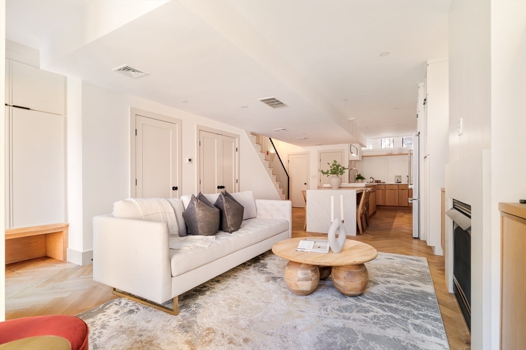 Boston, Massachusetts 02118, United States, 2 Bedrooms Bedrooms, ,3 BathroomsBathrooms,Residential,Active,215600