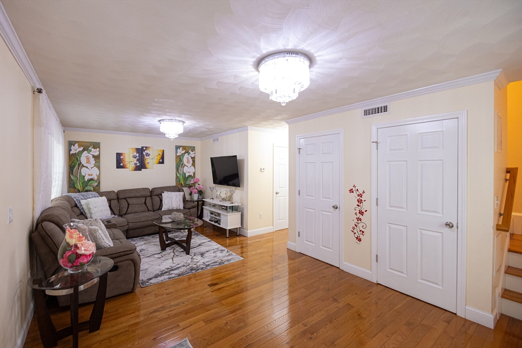 76 River St