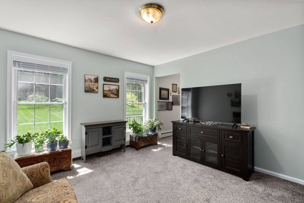 9 Lois Ln, Holland, MA Photo #10