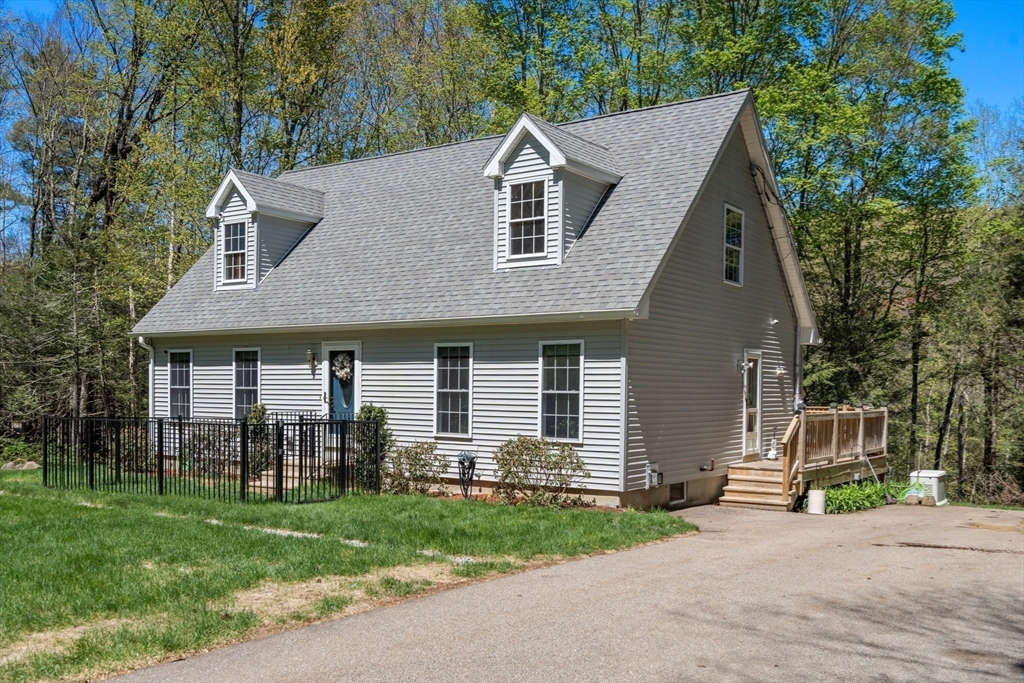 9 Lois Ln, Holland, MA Photo #1