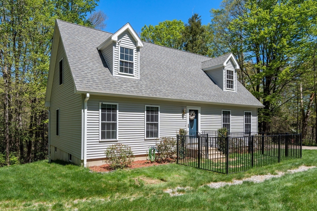 9 Lois Ln, Holland, MA Photo #2