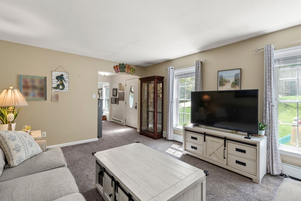 9 Lois Ln, Holland, MA Photo #7