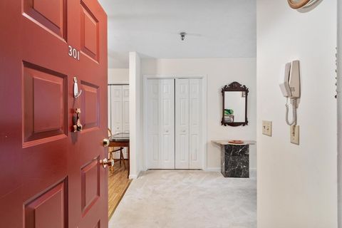 21 Dallas Dr 301 Dracut MA 01826