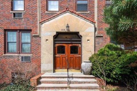 Photo of 325 Tappan St #6, Brookline, MA 02445 (MLS # 73501226)